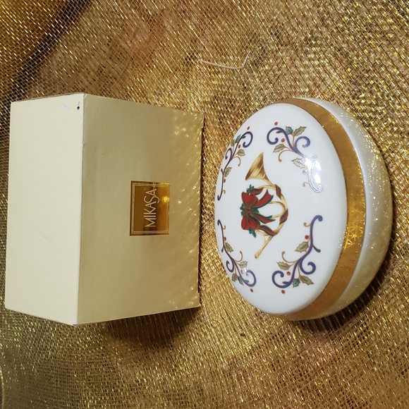 MIKASA Holiday Elegance FK001/426. Nice Oval Shaped Trinket Box with Lid. - Picture 2 of 7
